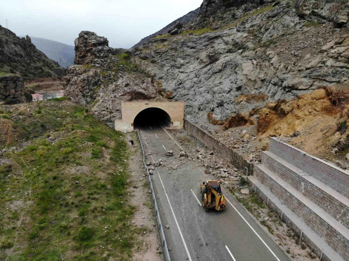 Gümüşhane\'de Heyelan: Dev Kayalar Yola Düştü, Sürücü Kazadan Saniyelerle Kurtuldu