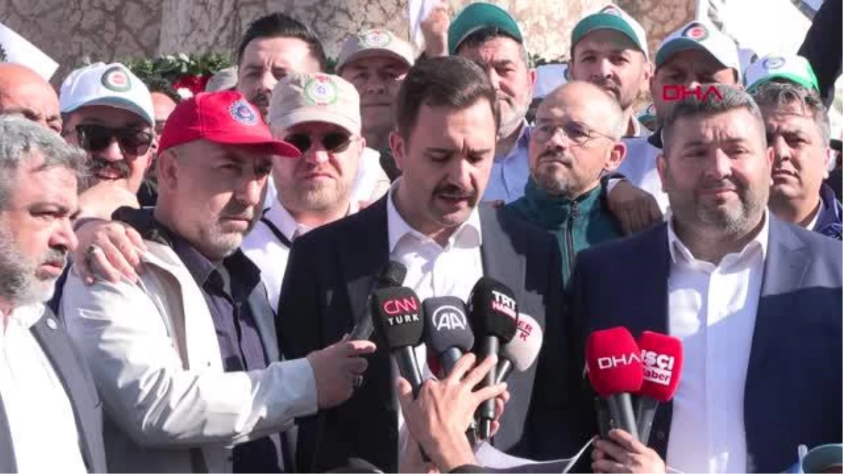 HAK-İŞ Üyeleri Taksim\'de 1 Mayıs Basın Açıklaması Yaptı