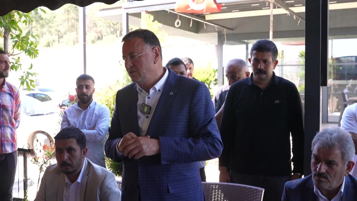 Hatay Büyükşehir Belediye Başkanı Lütfü Savaş, Kırıkhan\'da vatandaşlarla buluştu