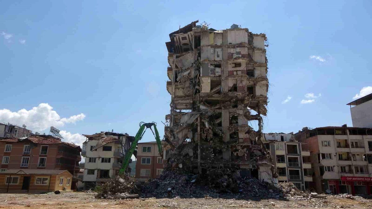Hatay\'da Enkaz Kaldırma Çalışmaları Devam Ediyor