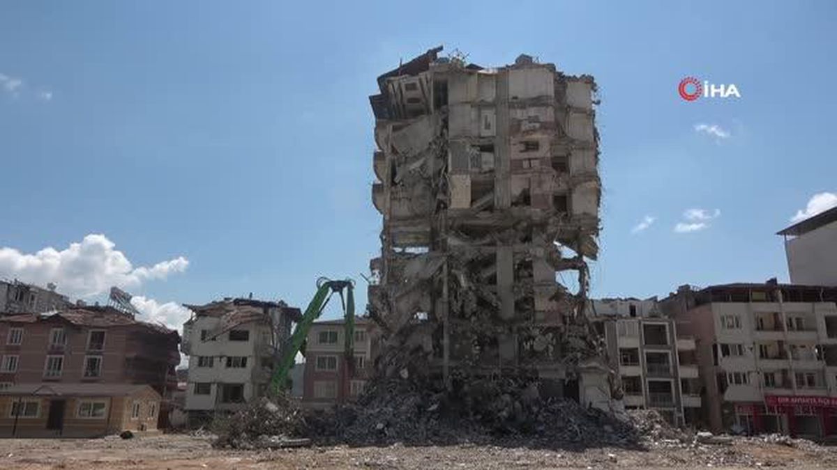 Hatay\'da enkaz kaldırma çalışmaları devam ediyor