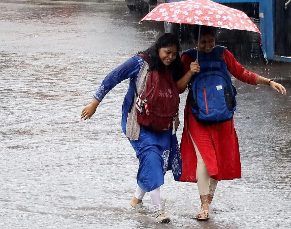 Hindistan\'da Nisan Yağmurları Serinliği Getirdi
