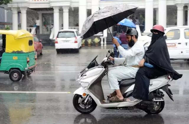 Hindistan'da Şiddetli Yağışlar Etkisini Sürdürüyor