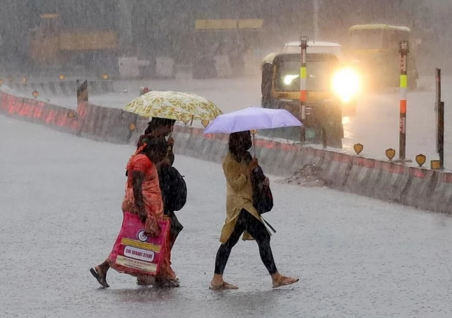 Hindistan'da Şiddetli Yağışlar Etkisini Sürdürüyor