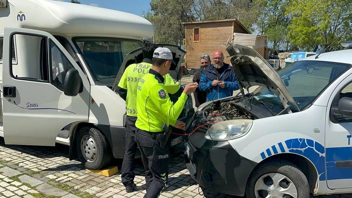 İznik\'te Karavanı Arızalanan İtalyan Turistlere Polisler Yardım Etti