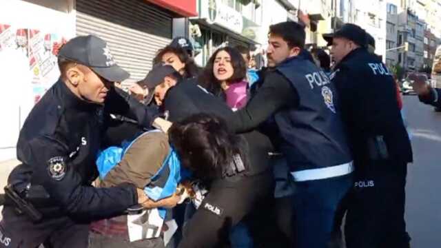 İzinsiz olarak Taksim'e yürümek isteyen gruplara polis müdahalesi