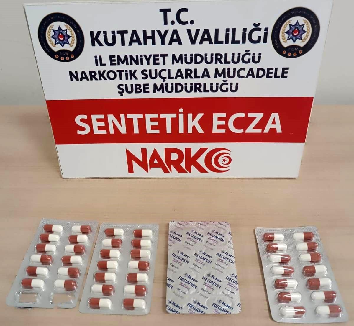 Kütahya\'da araçta yapılan aramada 54 adet sentetik ecza hap ele geçirildi