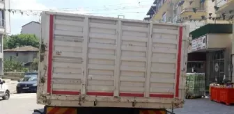 Belediye kamyonunun dorse kapağı açılınca otobüs durağındaki kişinin başına çarptı