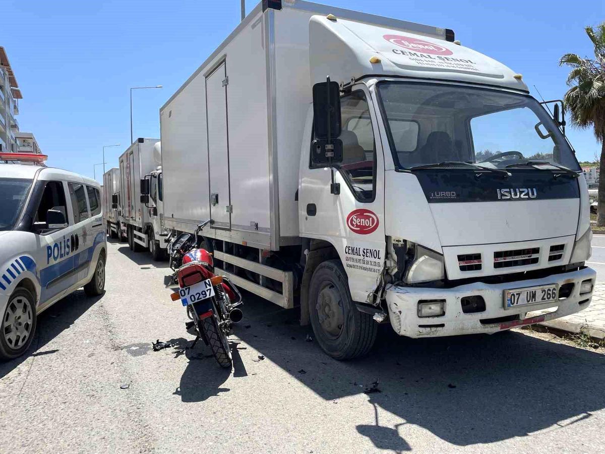 Gazipaşa\'da Motosiklet Kamyonete Çarptı: Sürücü Hafif Yaralandı
