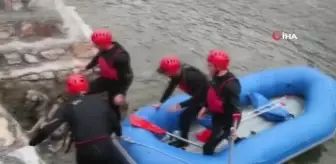 Rafting parkurunda mahsur kalan köpeğe sporcular yardım etti