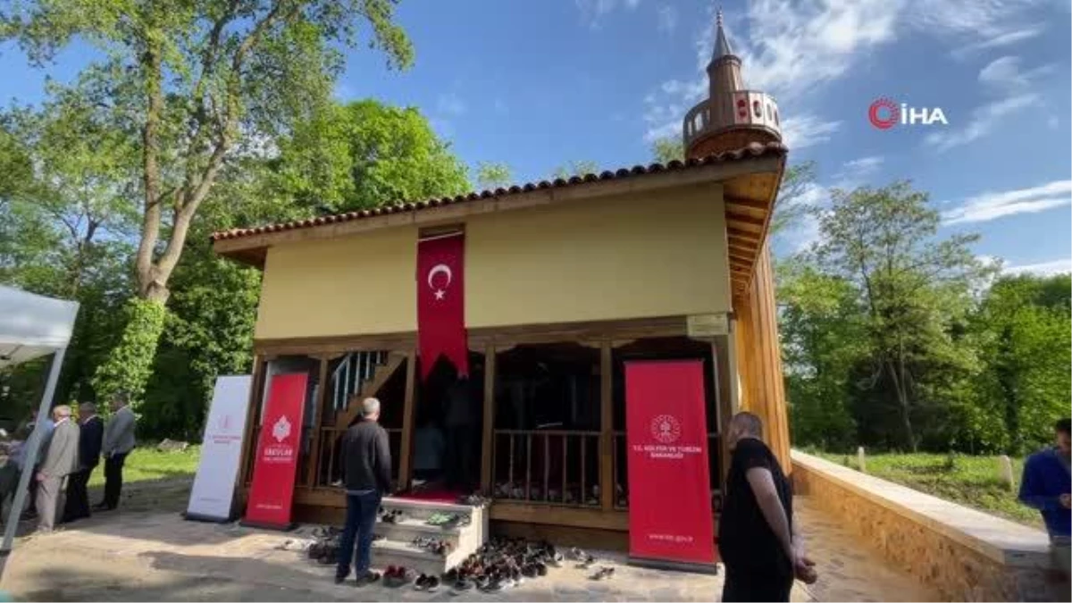 Restorasyonu tamamlanan 698 yıllık camide eller semaya açıldı