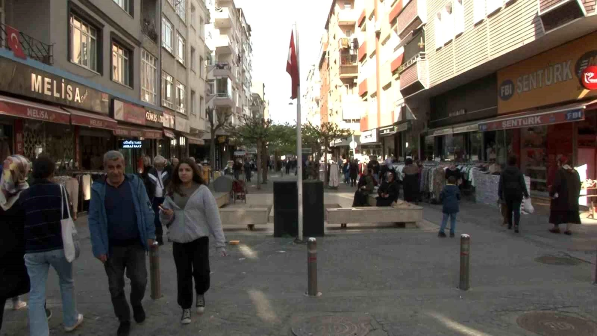 Güngören\'de CHPli üyelerin anıt tartışması vatandaşların tepkisine neden oldu