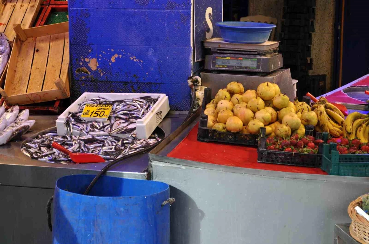 Eskişehir\'de Balıkçılar Sezonun Kapanmasıyla Meyve Satışına Yöneldi