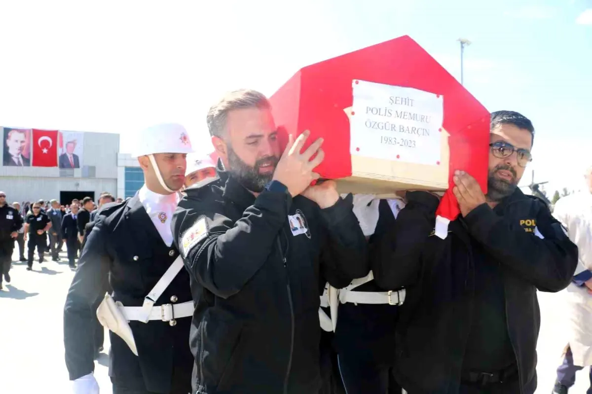 Suriye\'de bomba patlaması sonucu şehit olan 2 polis memuru memleketlerine uğurlandı