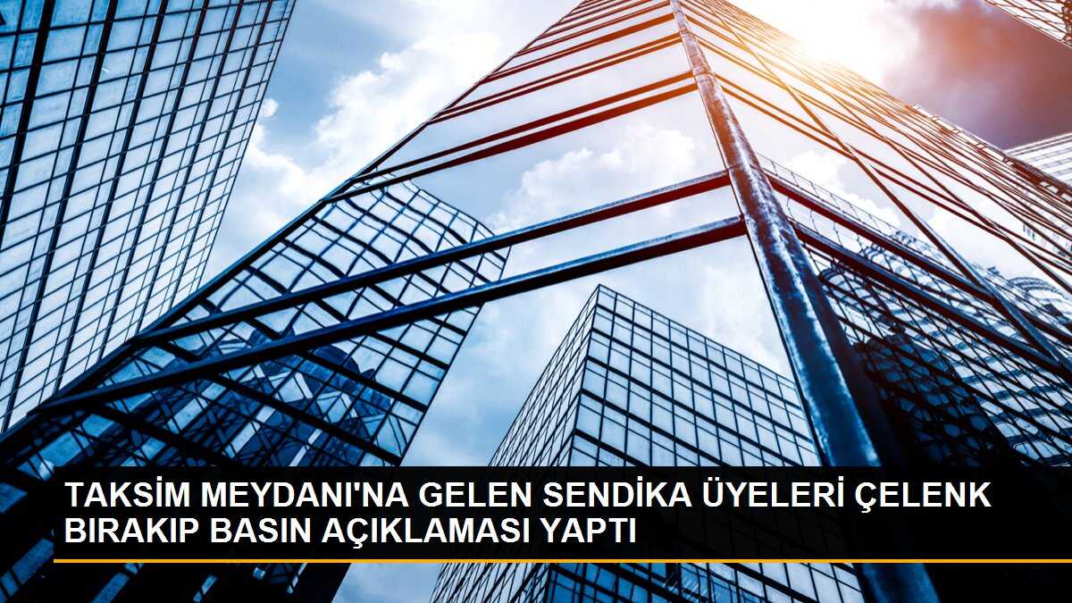 1 Mayıs\'ta Taksim Meydanı\'nda sendika üyeleri çelenk bıraktı