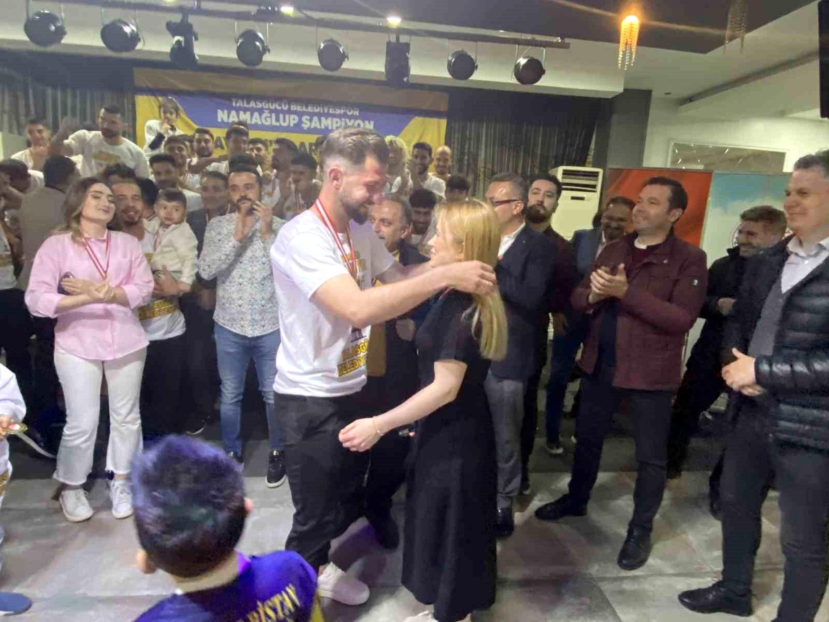 Talasgücü Belediyespor şampiyonluğu kutladı