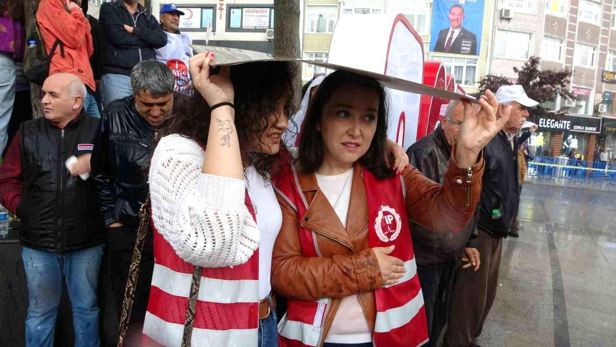 Tekirdağ Çorlu\'da 1 Mayıs kutlamaları sağanak yağmur altında gerçekleşti
