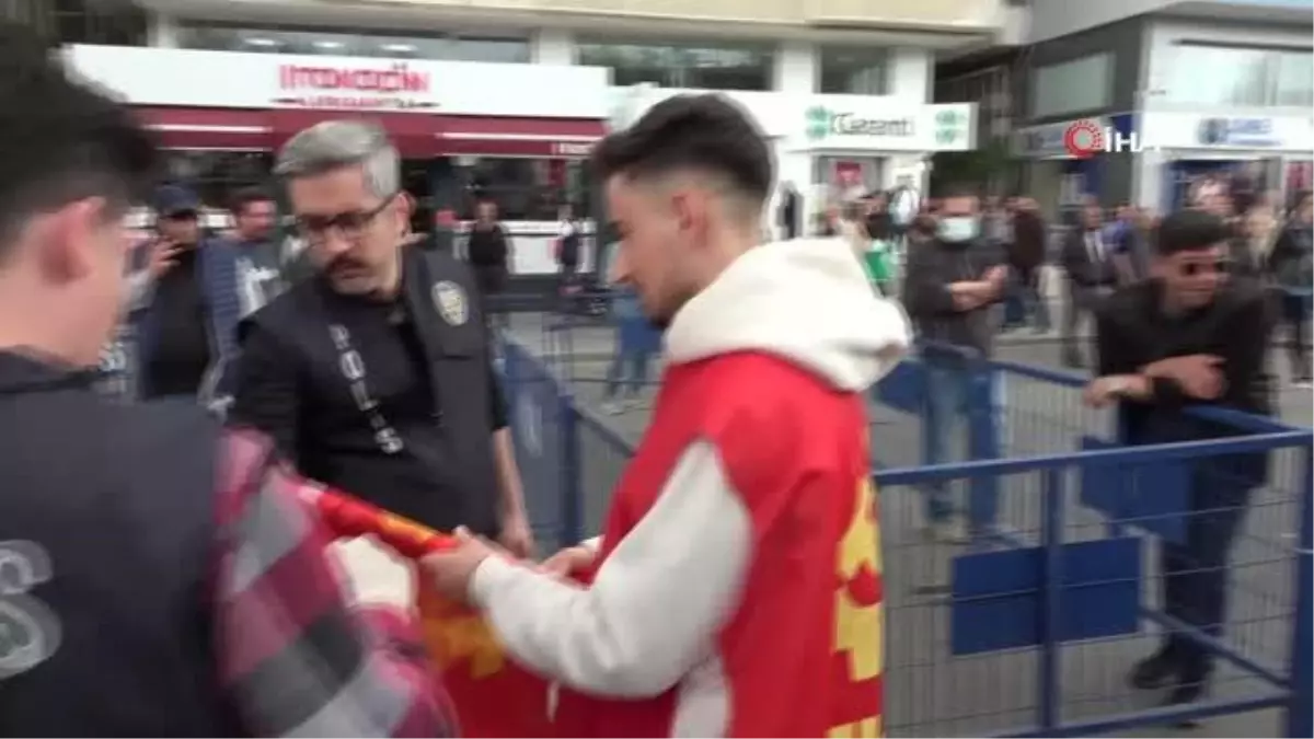 Tekirdağ'da Sağanak Yağmur Altında 1 Mayıs Kutlaması