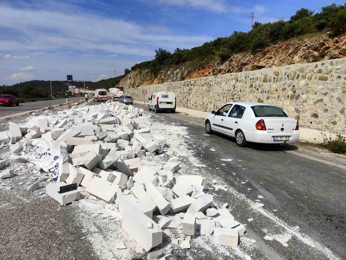 Kuşadası\'nda Tır Kazası: Gaz Betonlar Yola Savruldu, 3 Araçta Maddi Hasar Meydana Geldi