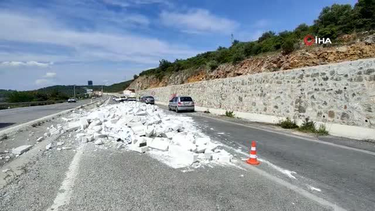Kuşadası\'nda Tırın Dorsesindeki Gaz Betonlar Yola Savruldu