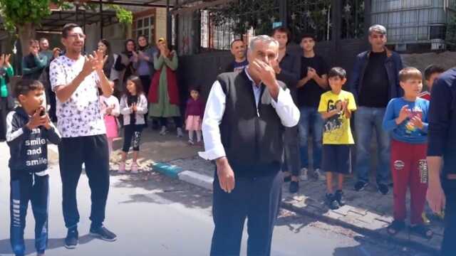 Togg'ları tırla götürüp evlere teslim ettiler! Mahalleli büyük heyecan yaşadı