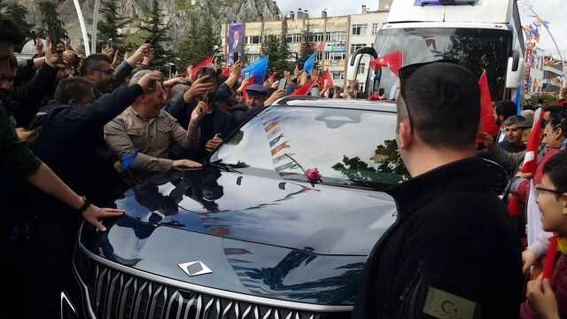 Togg'u karşısında gören vatandaş sevincinden kaputu öptü Togg'u karşısında gören vatandaş sevincinden kaputu öptü