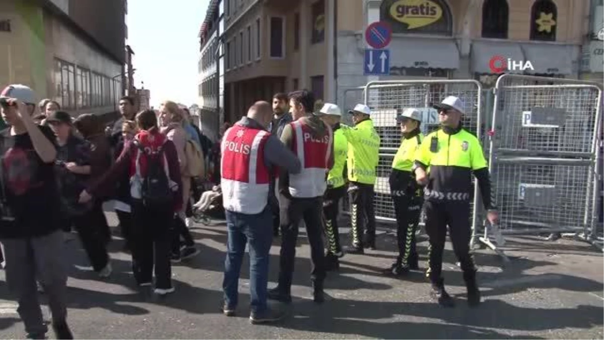 Türk-İş 1 Mayıs\'ta Taksim\'de çelenk bıraktı