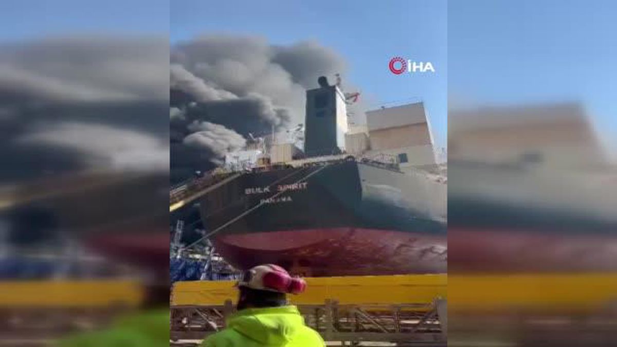 Tuzlada tersanesinde bakıma alınan yük gemisinde yangın çıktı