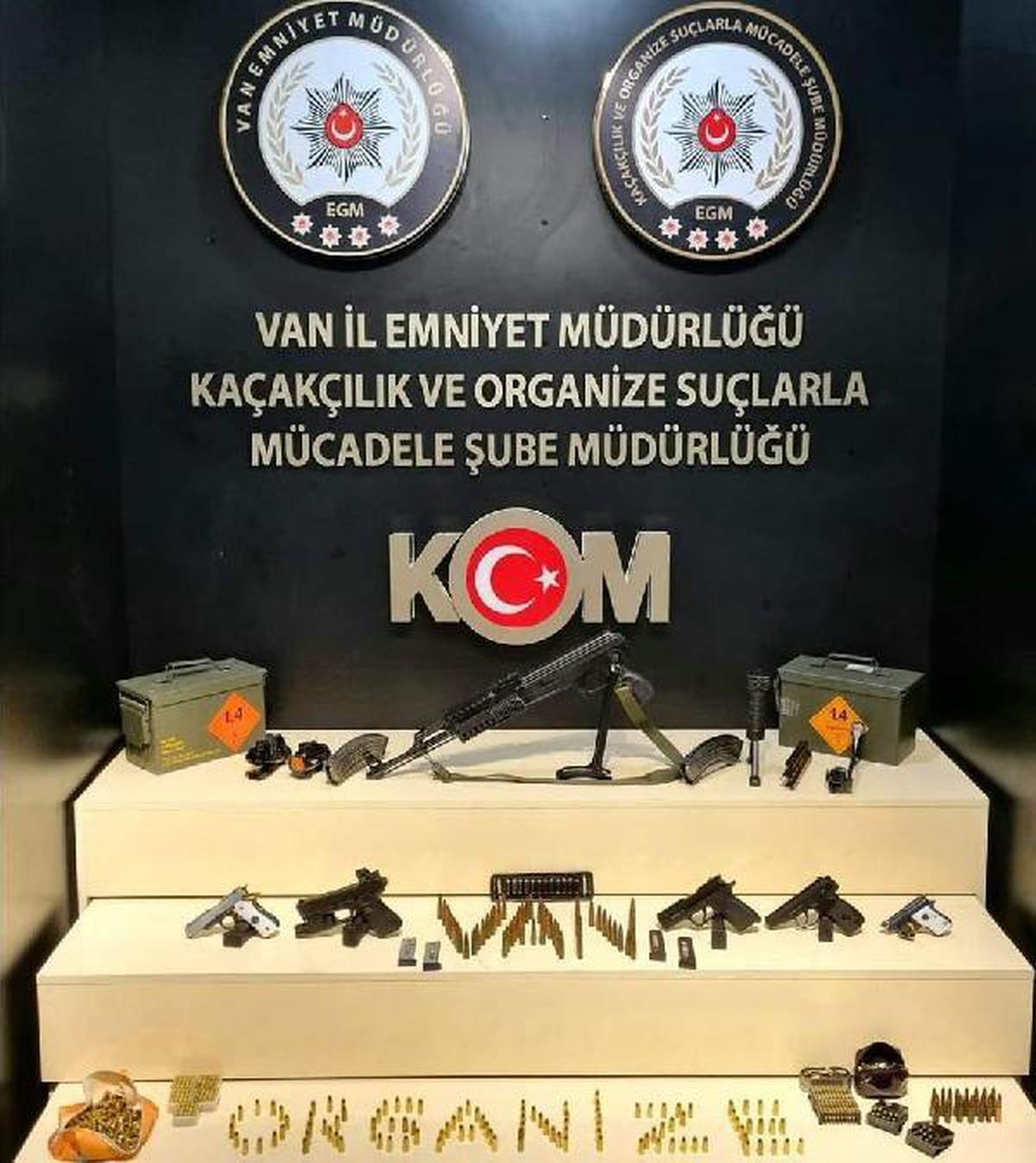 Van\'da bir evde çok sayıda silah ve mühimmat ele geçirildi