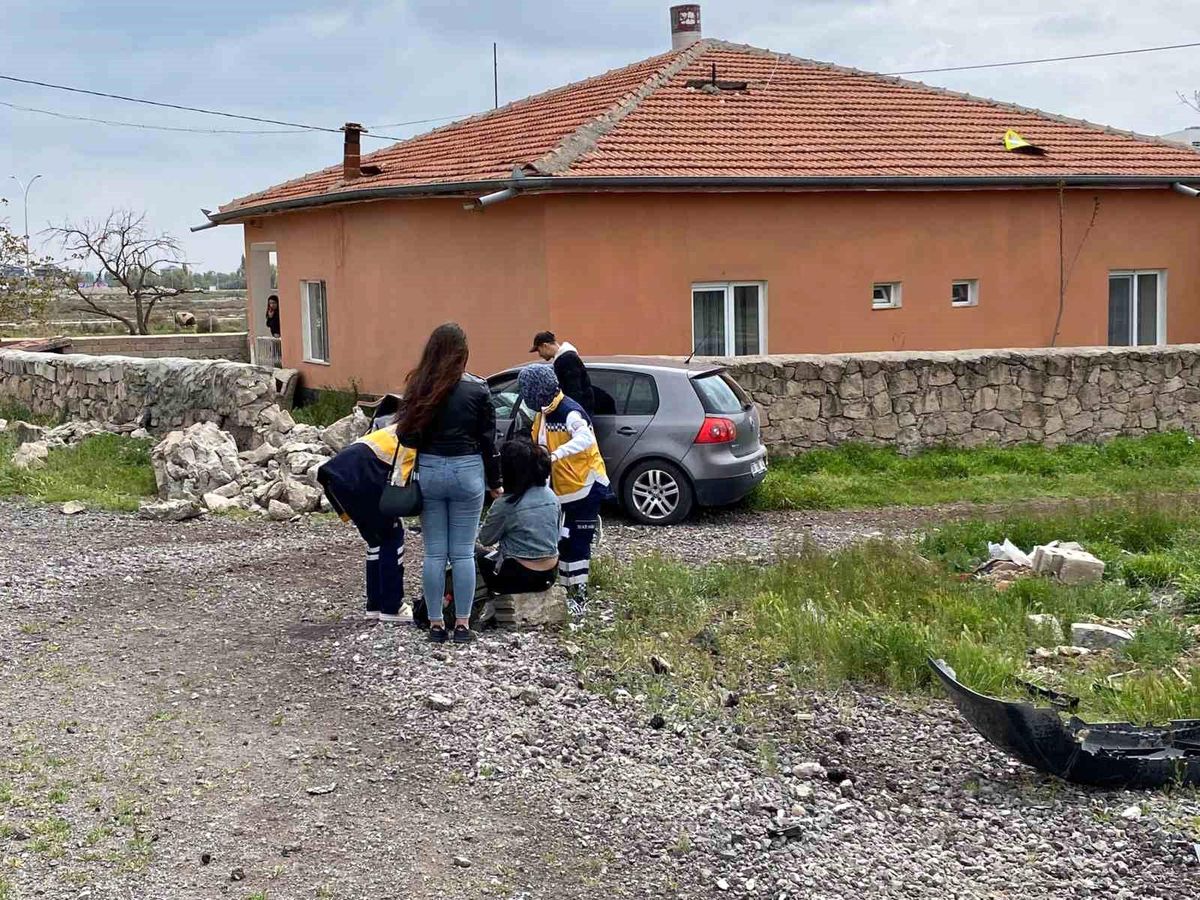 Aksaray\'da Otomobil Evin Duvarına Çarptı: 3 Yaralı