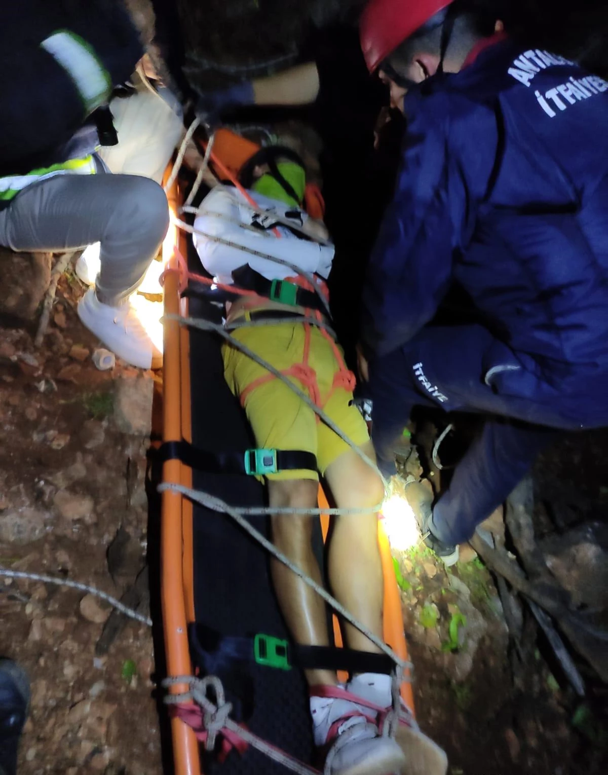 Rus turist yamaç paraşütü yaparken kayalık alana düştü