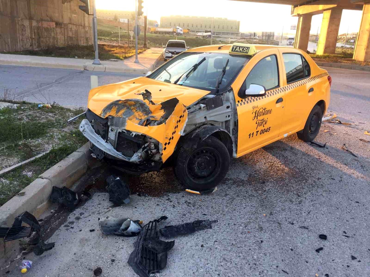 Bilecik Eğitim ve Araştırma Hastanesi Kavşağında Trafik Kazası: 3 Yaralı
