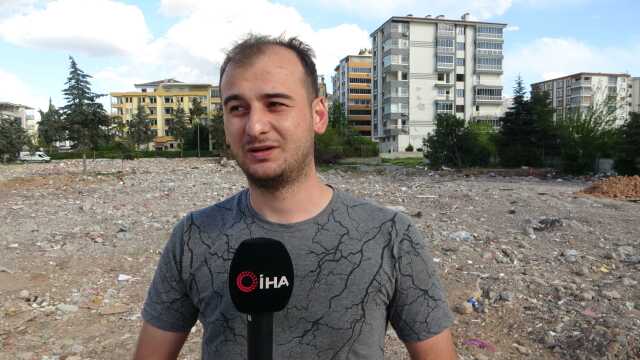 Yıkılan evinin enkazında kalan milyonluk altınları kepçe yardımıyla kurtardı Yıkılan evinin enkazında kalan milyonluk altınları kepçe yardımıyla kurtardı