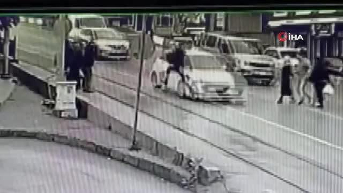 Bursa\'da Yolun Karşısına Geçmeye Çalışan Adama Otomobil Çarptı