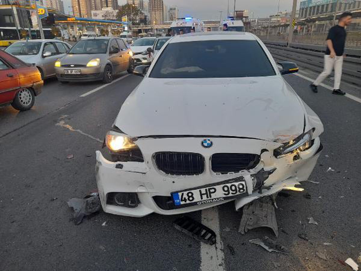 Zeytinburnu\'nda polis memurlarının bulunduğu 4 araca çarpan otomobil kazası