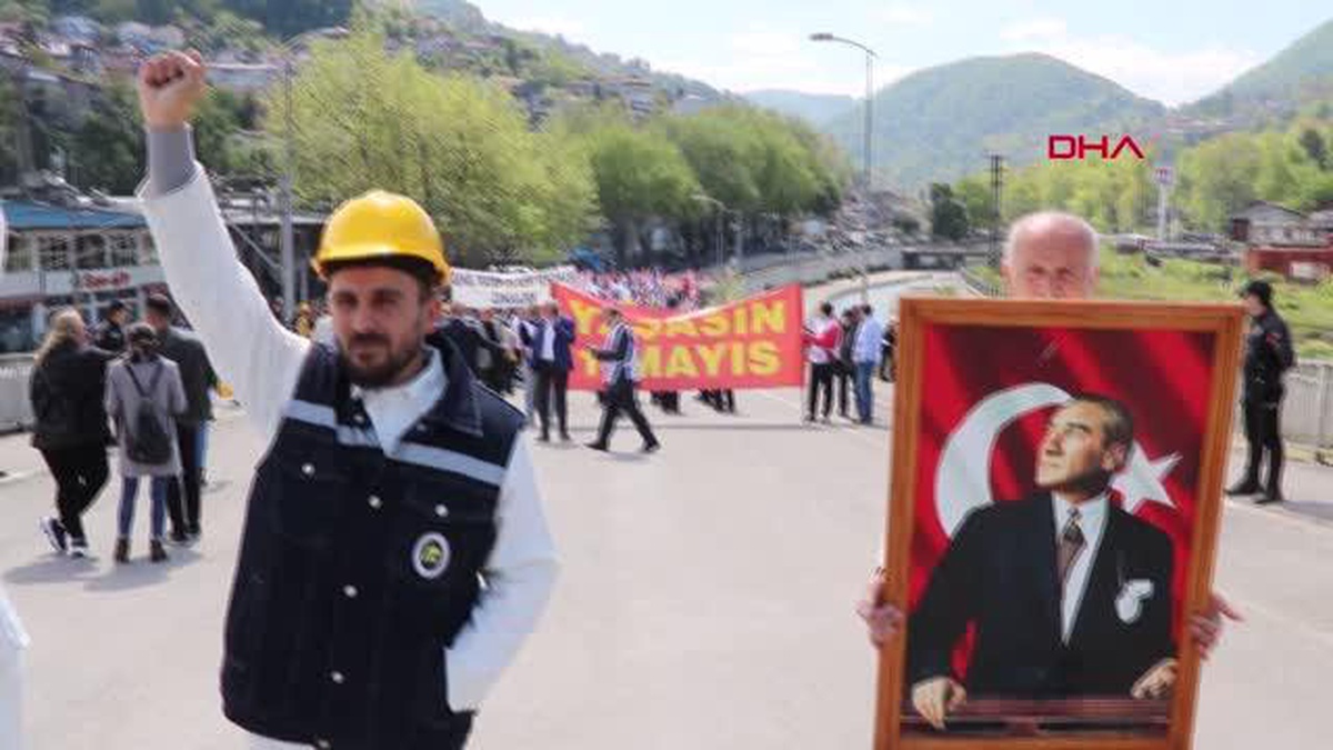 Zonguldak\'ta İşçiler 1 Mayıs\'ta Madenci Anıtına Yürüdü
