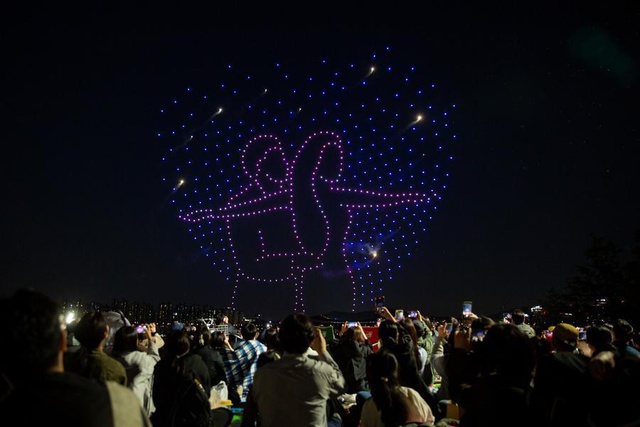 2023 Seul Festivali'ndeki Drone'lu Işık Gösterisi İzleyenleri Büyüledi 2023 Seul Festivali'ndeki Drone'lu Işık Gösterisi İzleyenleri Büyüledi