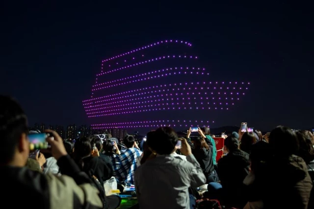 2023 Seul Festivali'ndeki Drone'lu Işık Gösterisi İzleyenleri Büyüledi