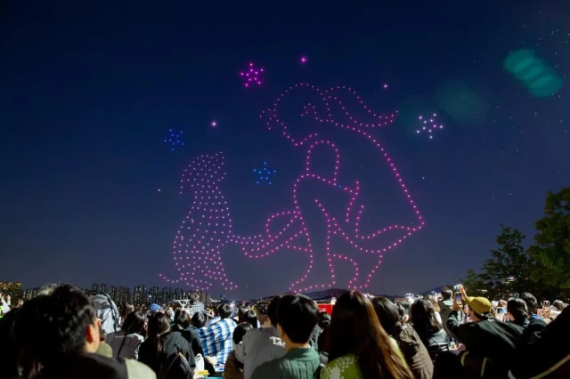 2023 Seul Festivali'ndeki Drone'lu Işık Gösterisi İzleyenleri Büyüledi