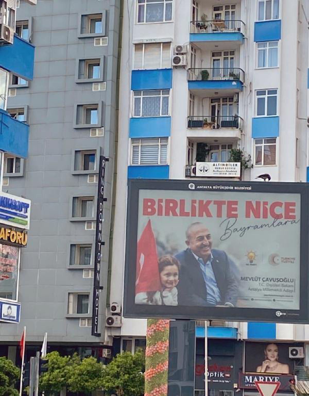 Antalya\'da Çavuşoğlu\'nun Türk bayrağı taşıyan afişleri kaldırıldı
