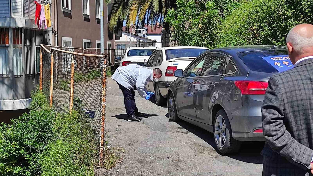 Zonguldak\'ta Parti Afişi Bulunan Otomobilin Lastikleri Kesildi