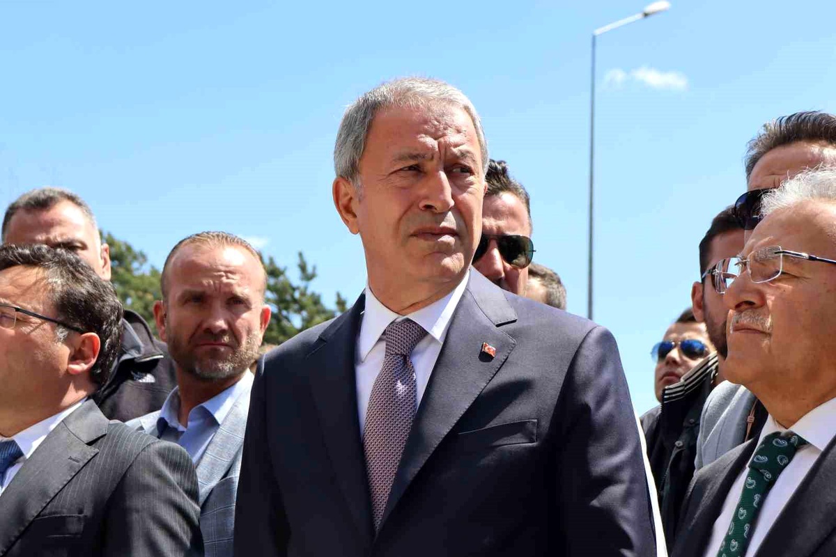 Milli Savunma Bakanı Hulusi Akar, Rusya-Ukrayna savaşında ateşkes çağrısı yaptı