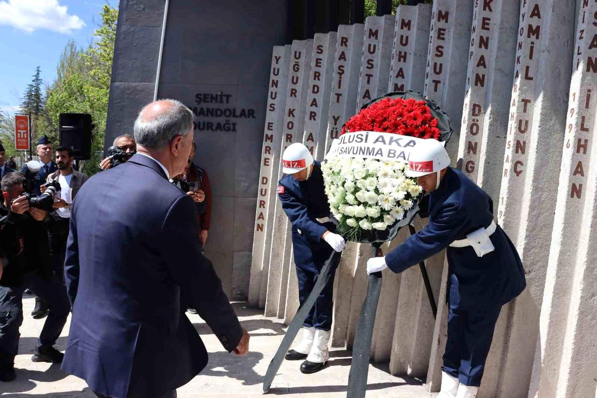 Milli Savunma Bakanı Hulusi Akar, Şehit Komandolar Durağı\'nda anma programına katıldı
