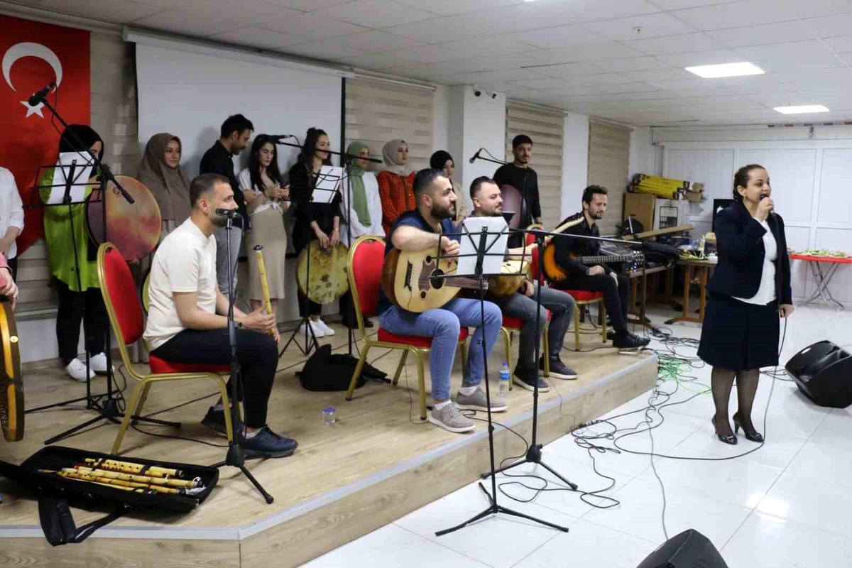 Petrolkent Gençlik Merkezi Erbane Grubu Depremzedelere Konser Verdi