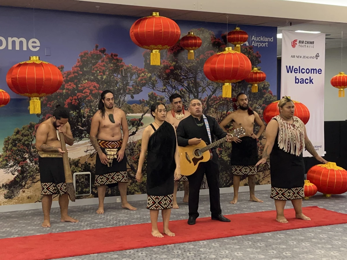 Yeni Zelanda\'da Maori dansı ve şarkısı ile karşılama töreni