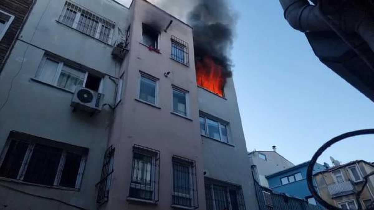 Beyoğlu\'nda 4 Katlı Binada Yangın Çıktı
