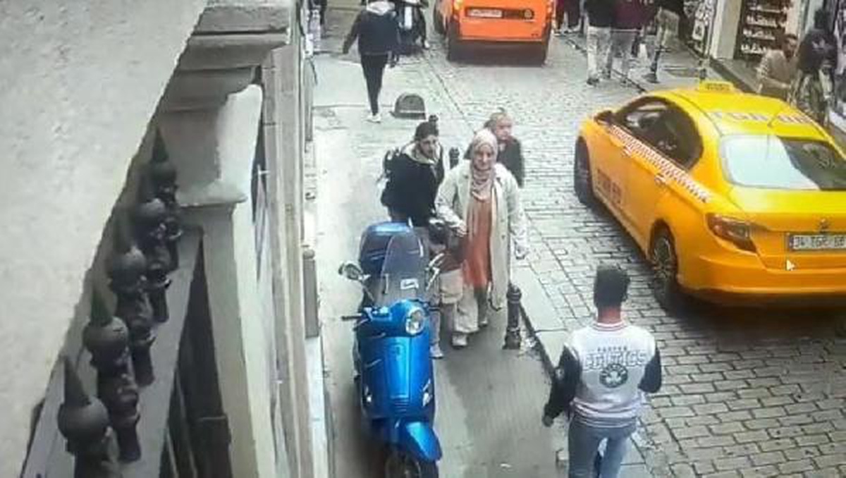 Beyoğlu\'nda Yanında Çocukla Yürüyen Kadının Cep Telefonu Çalındı