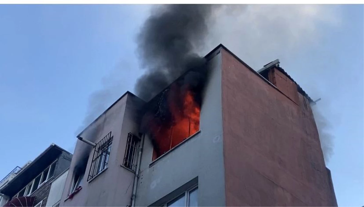 Beyoğlu\'nda 4 Katlı Binanın Çatı Katında Yangın Çıktı