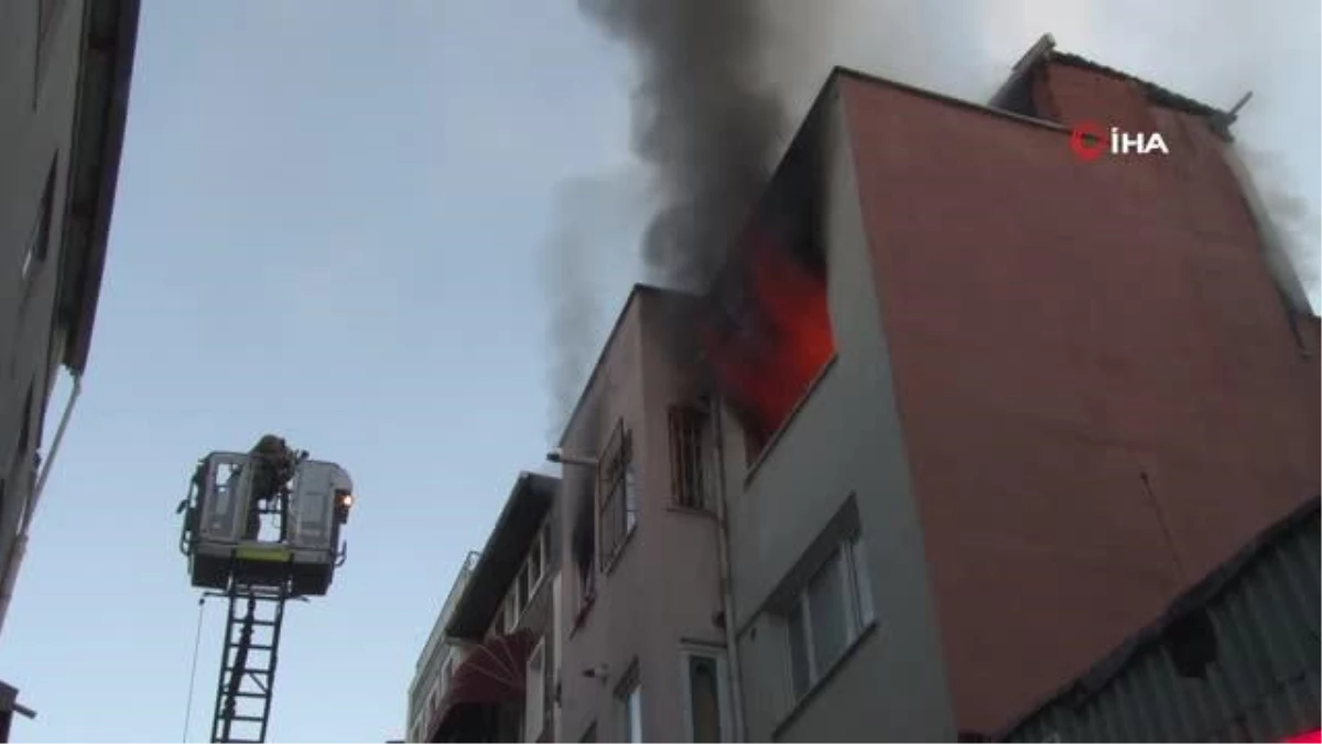Beyoğlu\'nda 4 katlı binanın çatı katında yangın çıktı