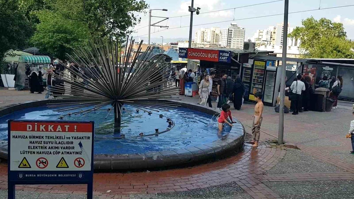 Bursa\'da Çocuklar Yasak ve Tehlikeli Havuzda Serinledi